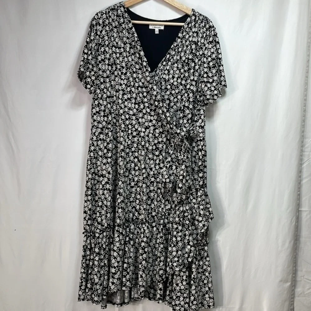 🧳 Signature by Robbie Bee black and white textural floral faux wrap dress - Picture 1 of 5